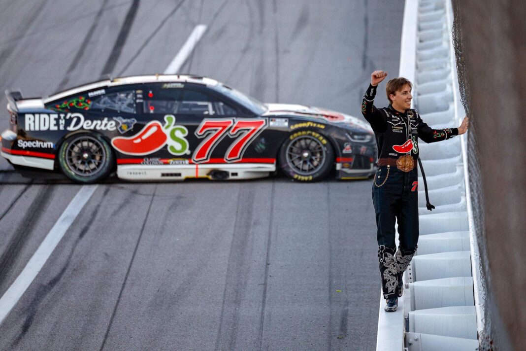 Carson Hocevar celebrando en el circuito de Talladega