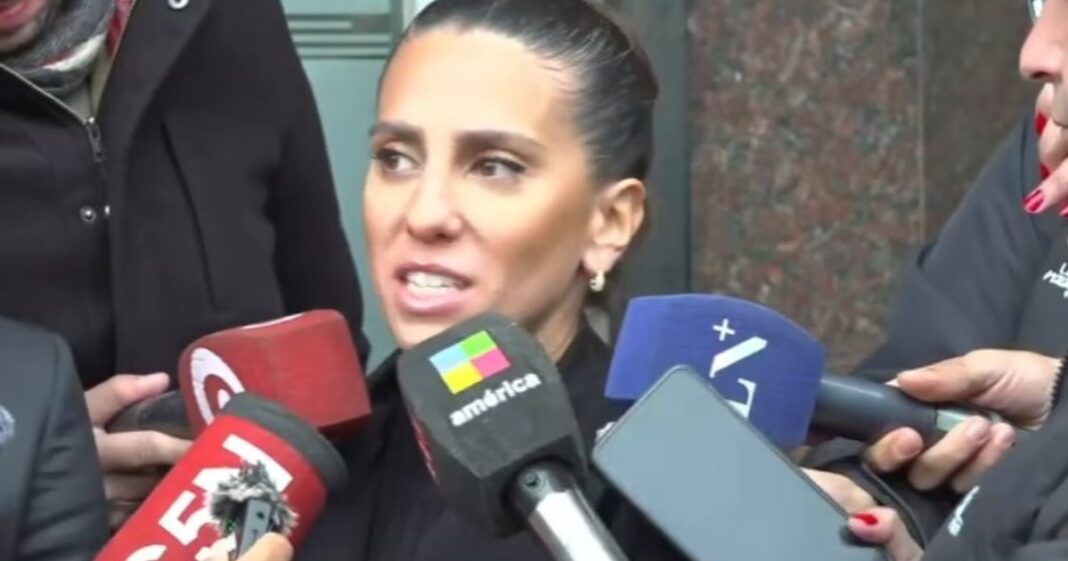 Cinthia Fernández y Roberto Castillo saliendo de los tribunales en Comodoro Rivadavia.