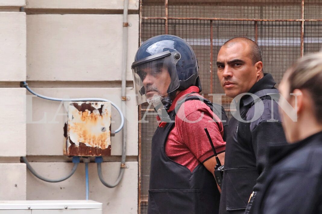 Ilustración representativa de una audiencia judicial o documentos legales.