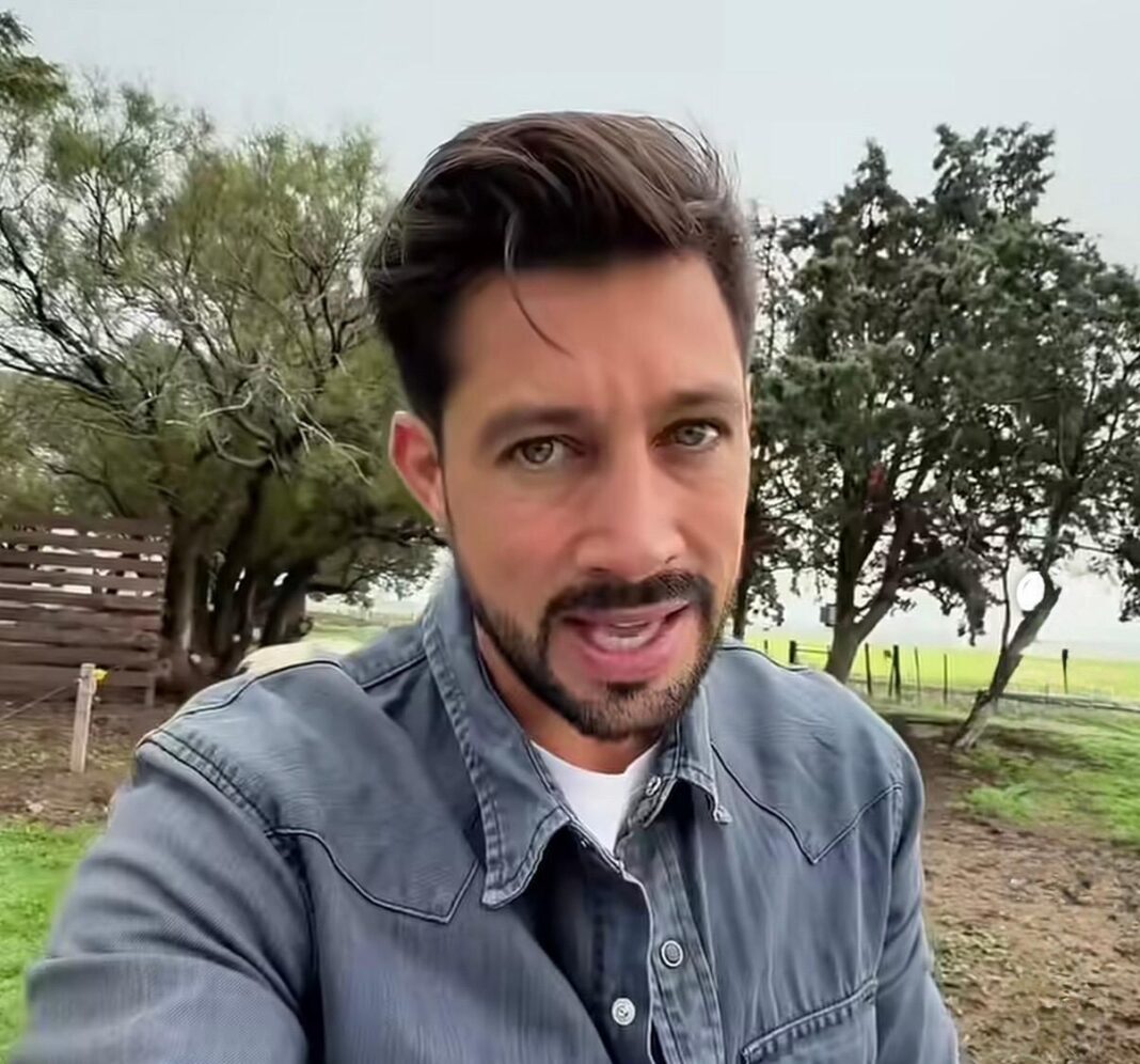 Bruno Riboldi, influencer agropecuario conocido como 'la joya agro', muestra documentos en un video sobre el caso de hacienda desaparecida.