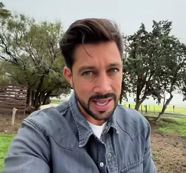 Bruno Riboldi, influencer agropecuario conocido como 'la joya agro', muestra documentos en un video sobre el caso de hacienda desaparecida.