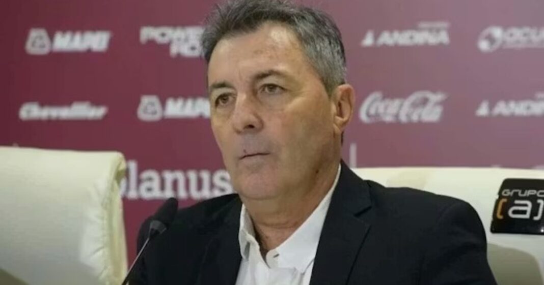 Los escudos de Central Córdoba de Santiago del Estero y Newell's Old Boys.