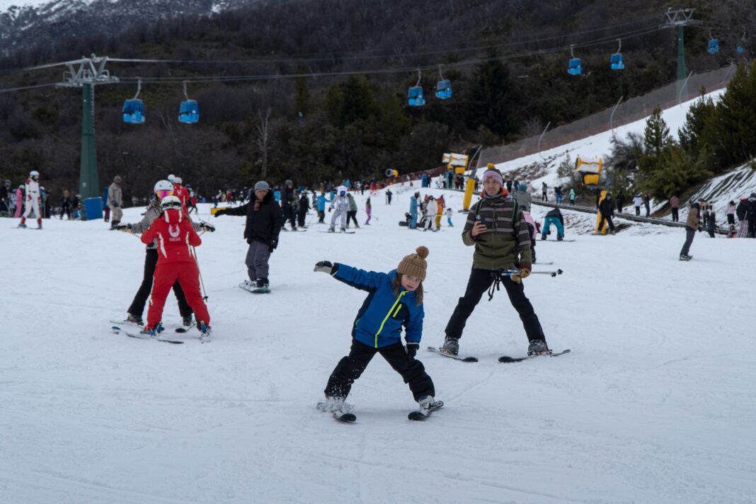 Vista aérea del Cerro Catedral, Bariloche, cubierto de nieve, con esquiadores en sus laderas.
