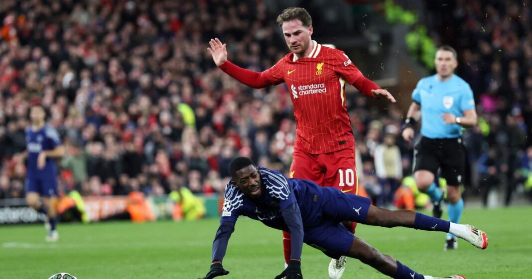Trofeo de la UEFA Champions League junto a balones de fútbol en un estadio.