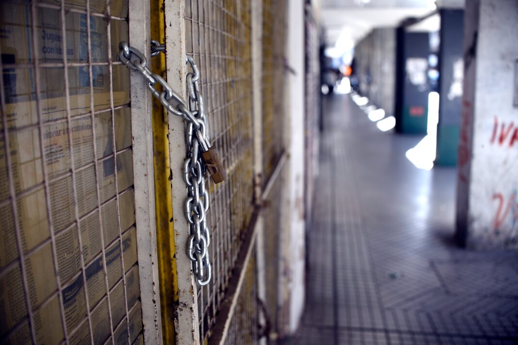 Persianas bajas en locales comerciales de una calle céntrica