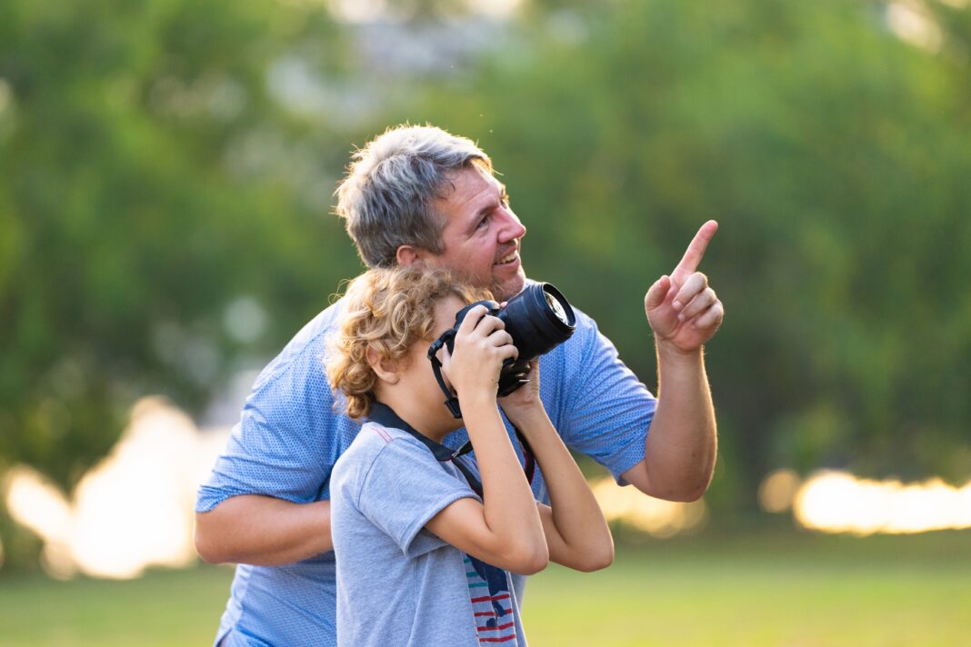 Niño usando un reproductor MP3 analógico