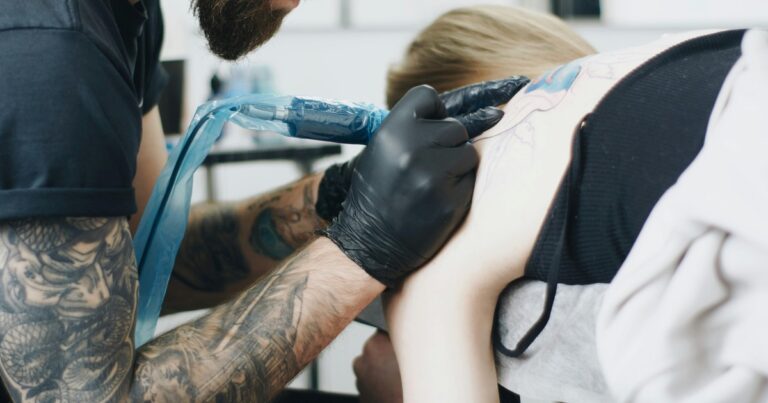 Persona con tatuajes en el brazo, imagen ilustrativa sobre el efecto de la tinta en el sistema inmunitario