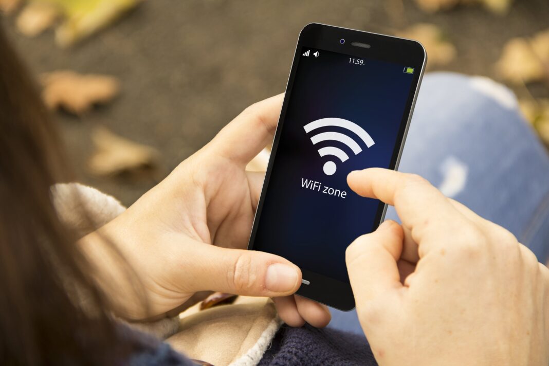 Persona revisando dispositivos conectados a la red WiFi desde un smartphone