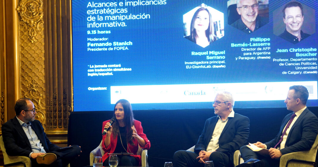 Panel de expertos durante la Tercera Conferencia Internacional sobre FIMI en la Casa de la Cultura, Buenos Aires.