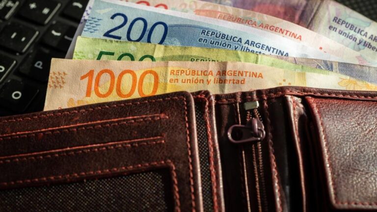 Gráfico ilustrativo de una casa con un signo de pesos y una flecha ascendente representando los requisitos de créditos hipotecarios.