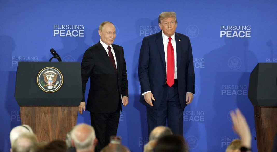 Ilustración conceptual de libros y pantallas representando el conflicto entre conocimiento y consumo mediático