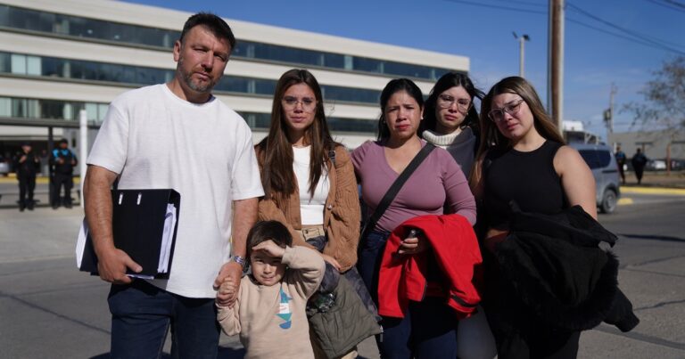 Manifestación en Comodoro Rivadavia pidiendo justicia por casos de familia