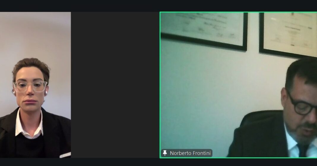 Ilustración de una balanza de justicia frente a un edificio de tribunales.