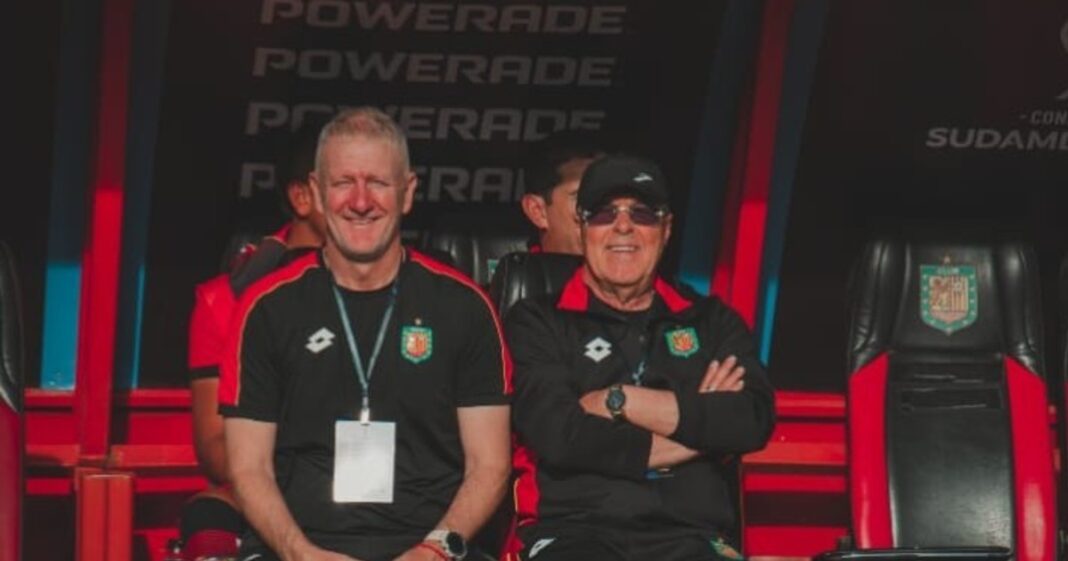 Christian Lovrincevich, asistente técnico del Deportivo Cuenca, durante una conferencia de prensa.