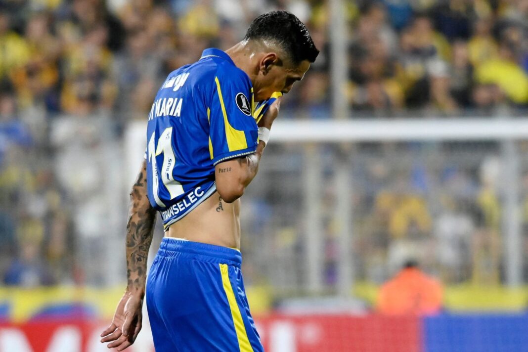 Ángel Di María celebrando con sus compañeros de Rosario Central tras un gol