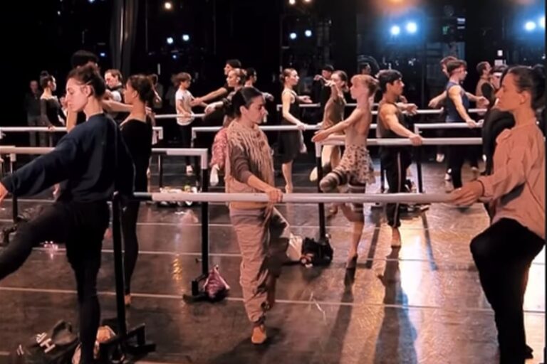 Bailarines del Ballet Estable del Teatro Colón en escena durante una clase abierta