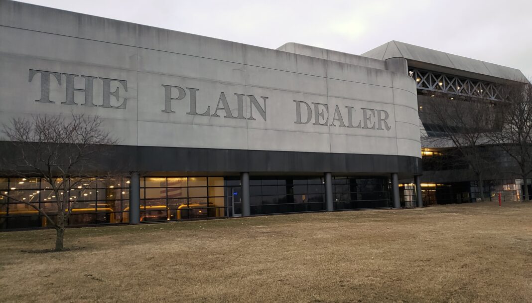 Editor revisando un artículo en pantalla junto a símbolos gráficos de inteligencia artificial