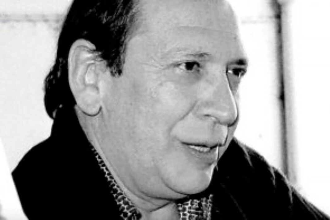 Escudo de la AFA con fondo de la bandera argentina en tonos sepia