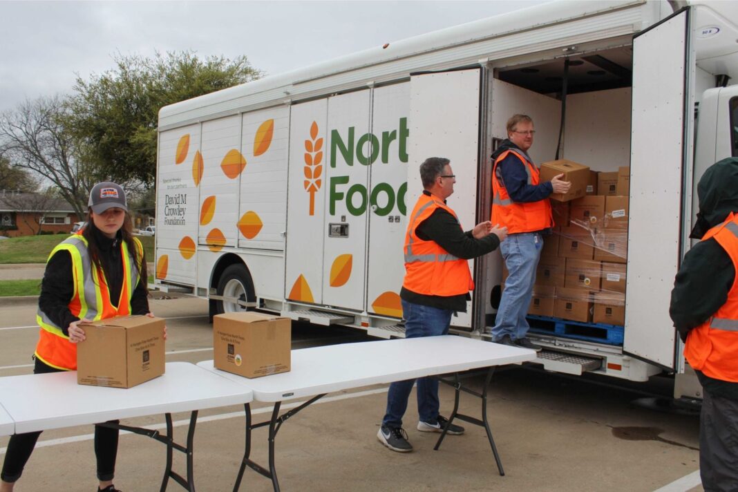 Voluntarios organizando cajas de alimentos para distribución comunitaria en Texas.