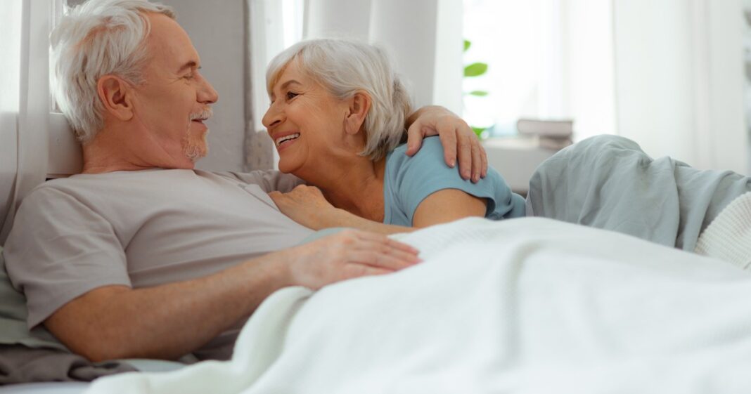 Ilustración conceptual que contrasta un reloj (edad cronológica) con un conjunto de células o biomarcadores (edad biológica)
