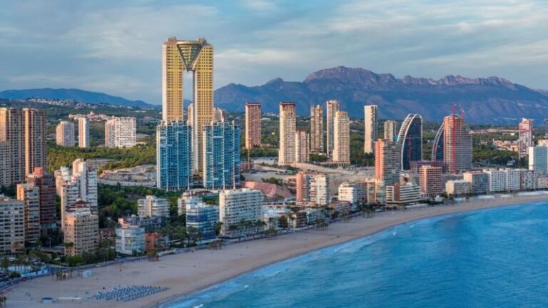 Vista del rascacielos Intempo en Benidorm, con sus dos torres unidas por un puente superior