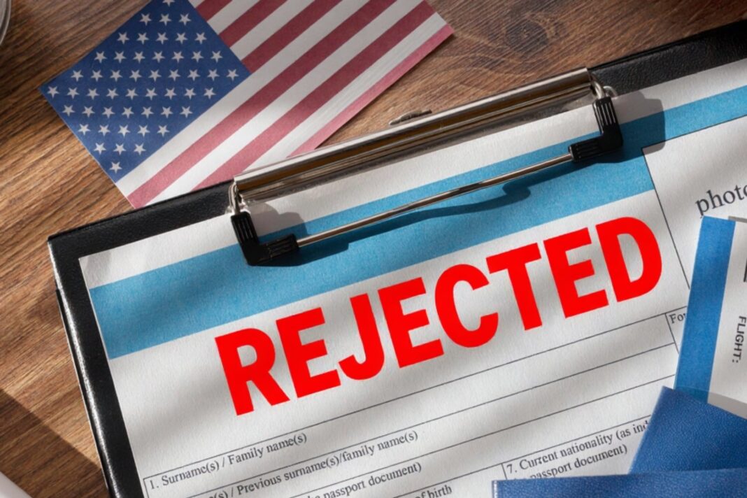 Bandera de Estados Unidos y un mapa de América Latina