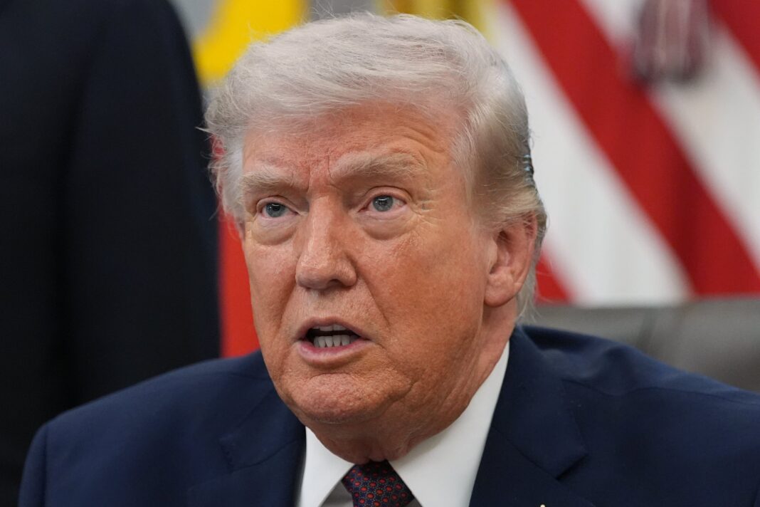 Mapa que muestra la ubicación estratégica del estrecho de Ormuz y buques de la Armada estadounidense en la zona.