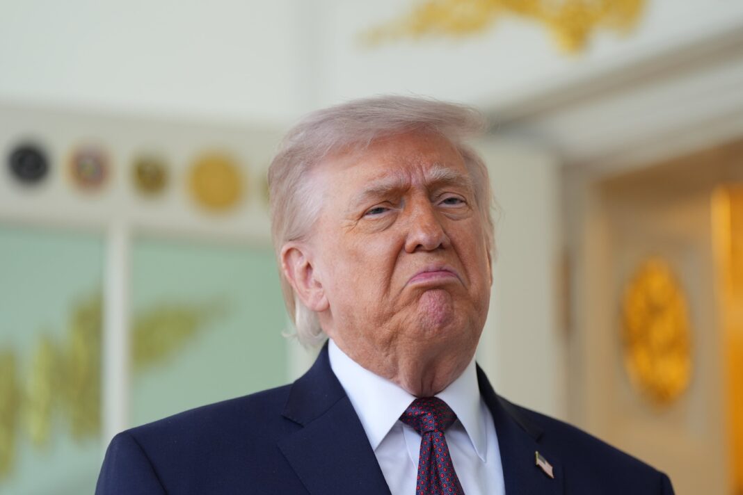 Mapa que muestra la ubicación del estrecho de Ormuz y buques de guerra en la región del Golfo Pérsico.