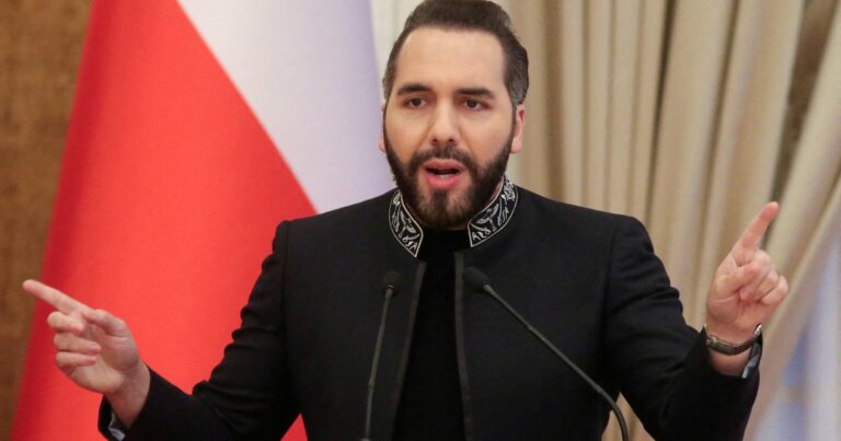 Presidente Nayib Bukele firma reforma constitucional en El Salvador.