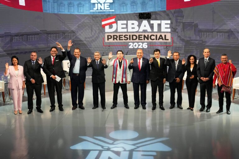 Persona ingresando datos en el sitio web del consulado peruano para consultar su local de votación.