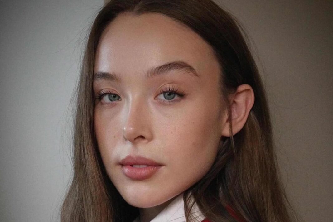 Ella Beatty en un evento de alfombra roja