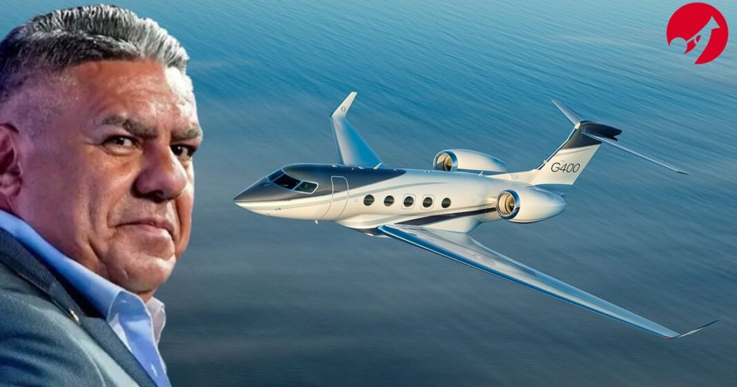 Ilustración de un avión privado Gulfstream en vuelo, sobre un fondo neutro.