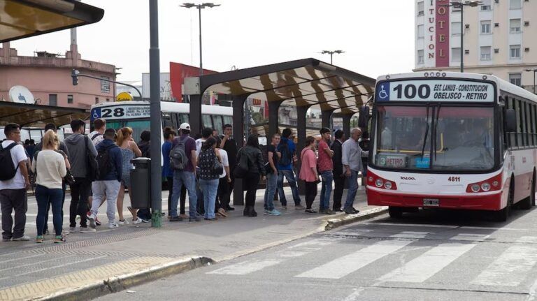 Colectivos detenidos y largas filas en una parada de transporte público en Buenos Aires