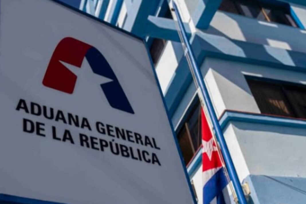 Vista del aeropuerto de La Habana con personal de aduana revisando equipaje