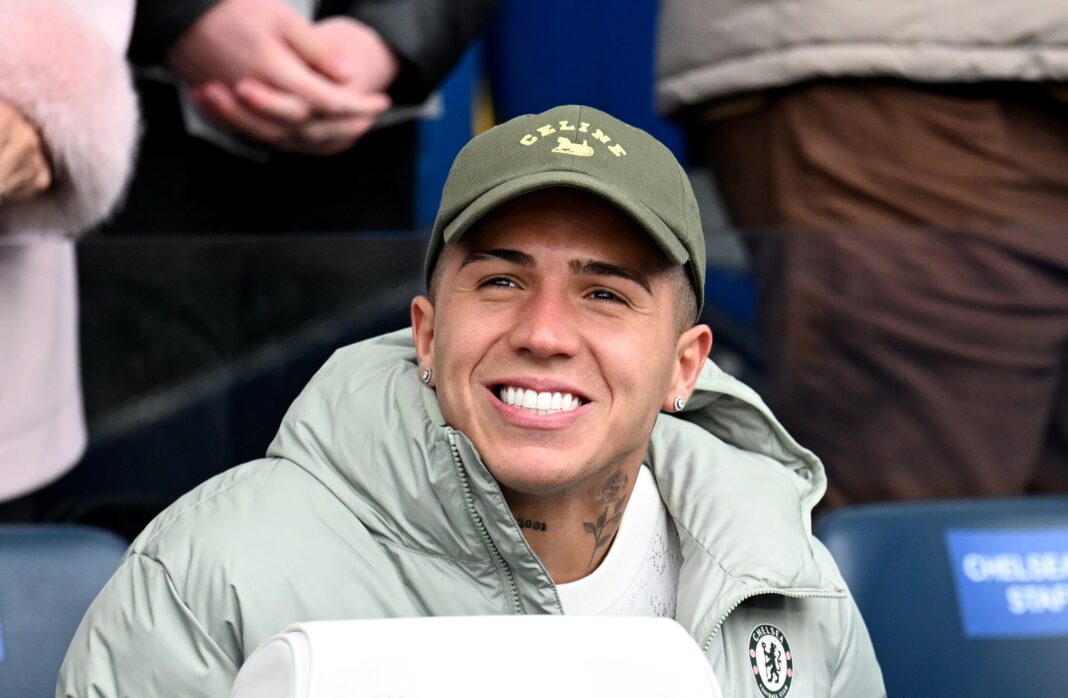Enzo Fernández observa el partido desde la platea en Stamford Bridge.