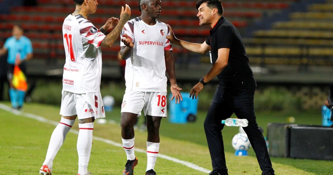 Estadio Jorge Luis Hirschi durante un partido de Estudiantes