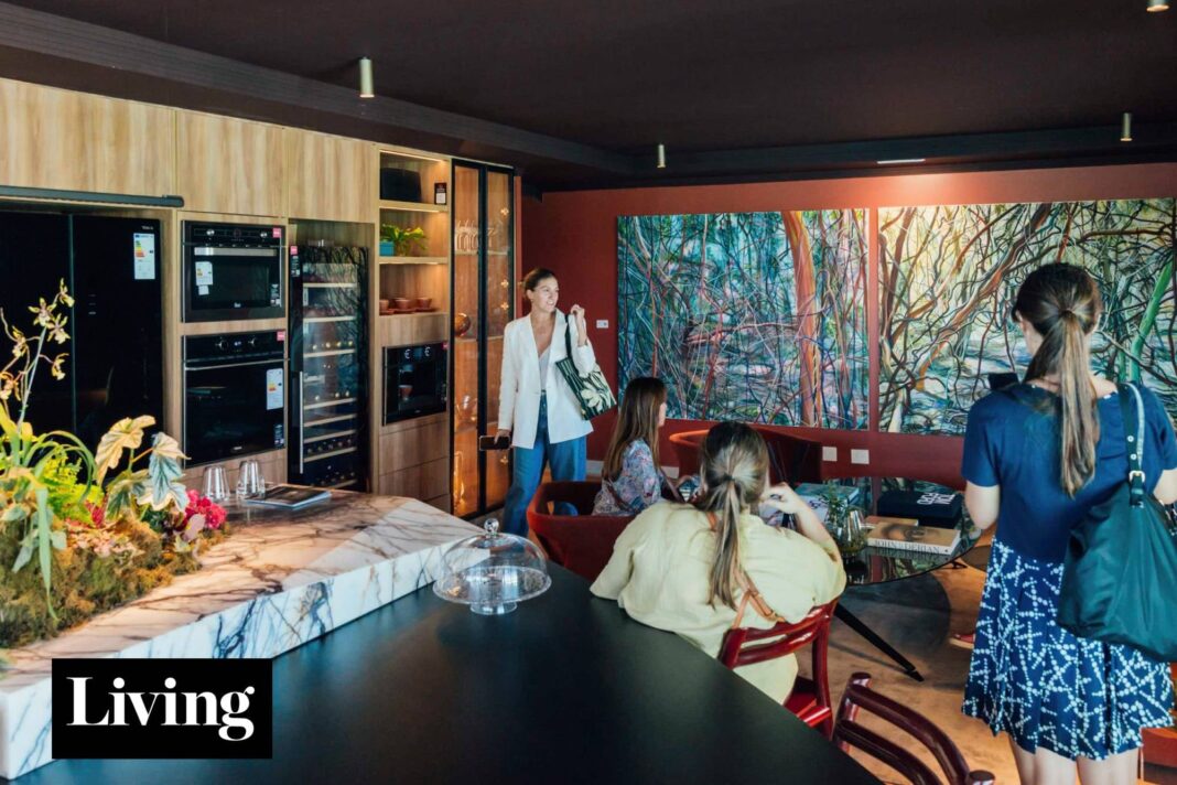 Exterior o interior del edificio Arboris en Remeros Beach, sede de Experiencia Living 2026, con visitantes recorriendo la muestra.