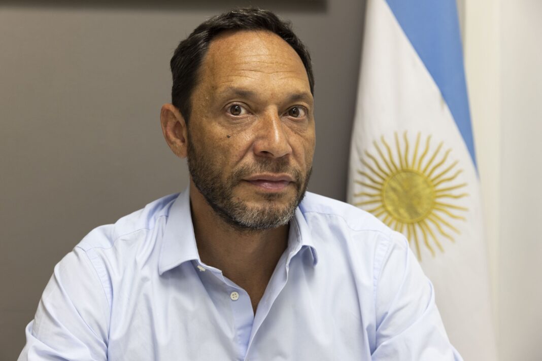 El diputado Maximiliano Ferraro durante una entrevista sobre la reforma a la Ley de Glaciares.