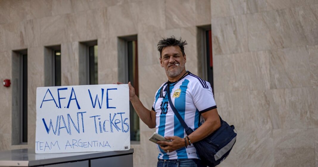 Logotipo de la FIFA junto a un estadio de fútbol y símbolos de dólares representando el aumento en el precio de las entradas.