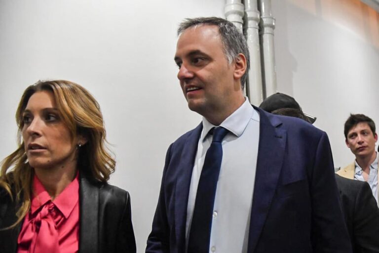 Fiscalía pidió archivar causa por viaje de la esposa de Adorni a Nueva York