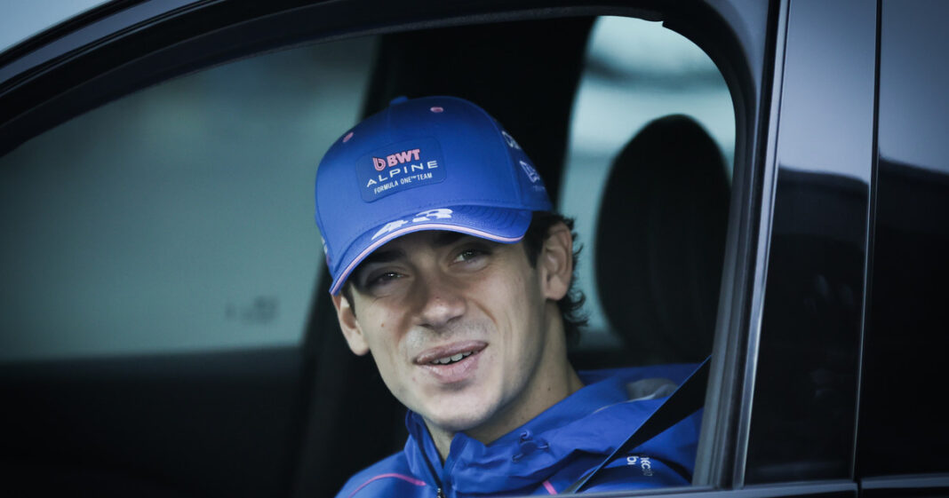 Franco Colapinto al volante de un monoplaza de Fórmula 1 en el circuito de Palermo