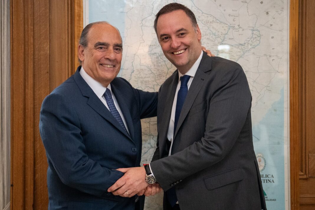 Guillermo Francos, jefe de Gabinete, hablando en una conferencia de prensa.