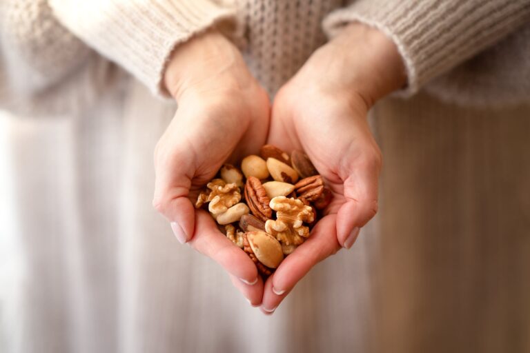 Variedad de frutos secos como nueces, almendras y avellanas en un cuenco.