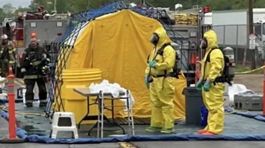 Vista aérea de instalaciones industriales y vehículos de emergencia en la planta de Catalyst Refiners, Virginia.