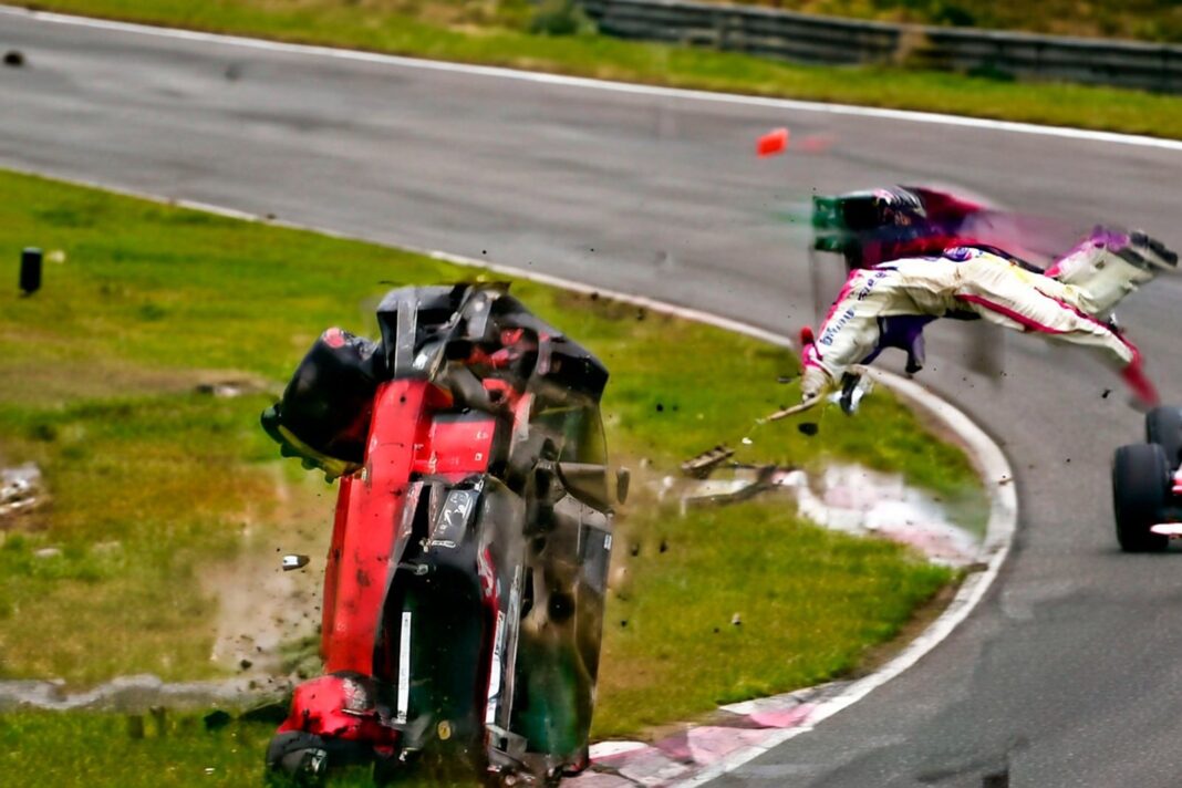 Gilles Villeneuve al volante de su Ferrari de Fórmula 1 en carrera.