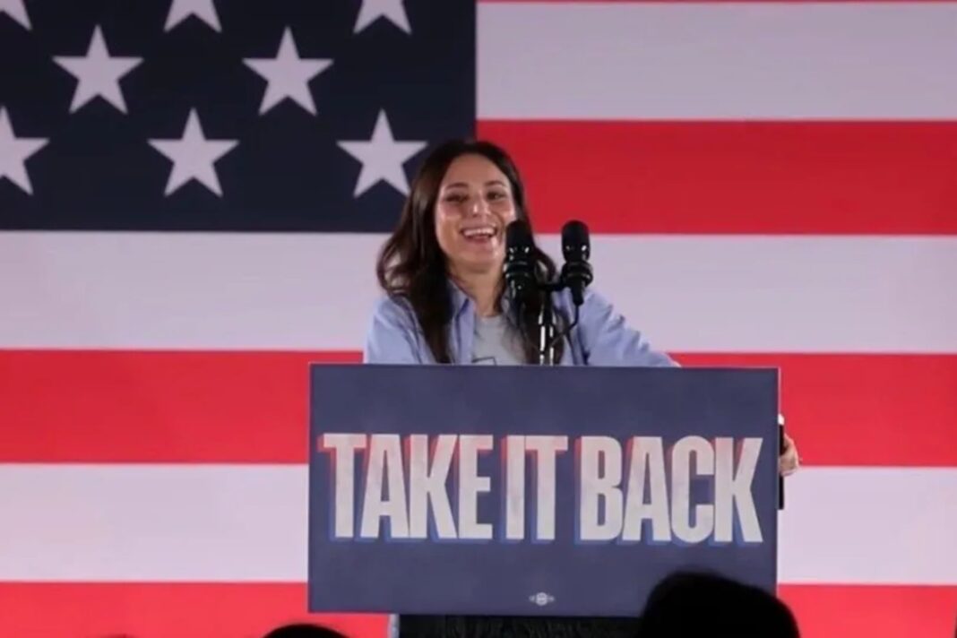 Gina Hinojosa en campaña electoral con el lema No te dejes