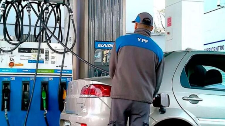 Estación de servicio YPF con precios de combustibles visibles
