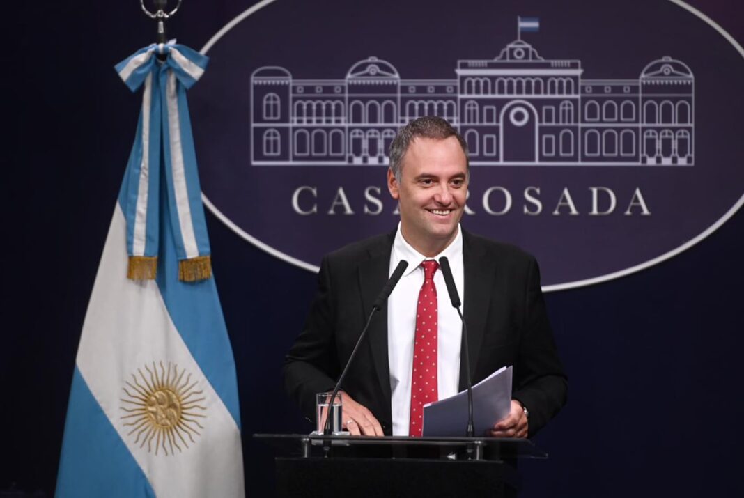 Manuel Adorni, jefe de Gabinete, durante una conferencia de prensa anterior.