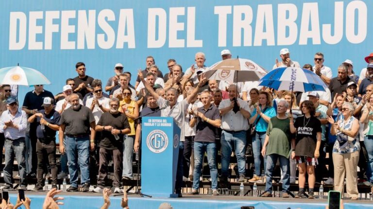 Trenes detenidos en una estación ferroviaria durante un paro de La Fraternidad