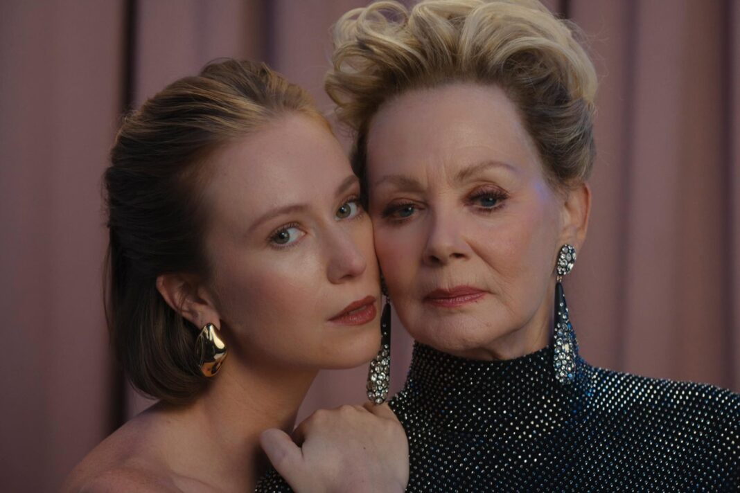 Jean Smart y Hannah Einbinder, protagonistas de la serie 'Hacks', en una escena de la última temporada.
